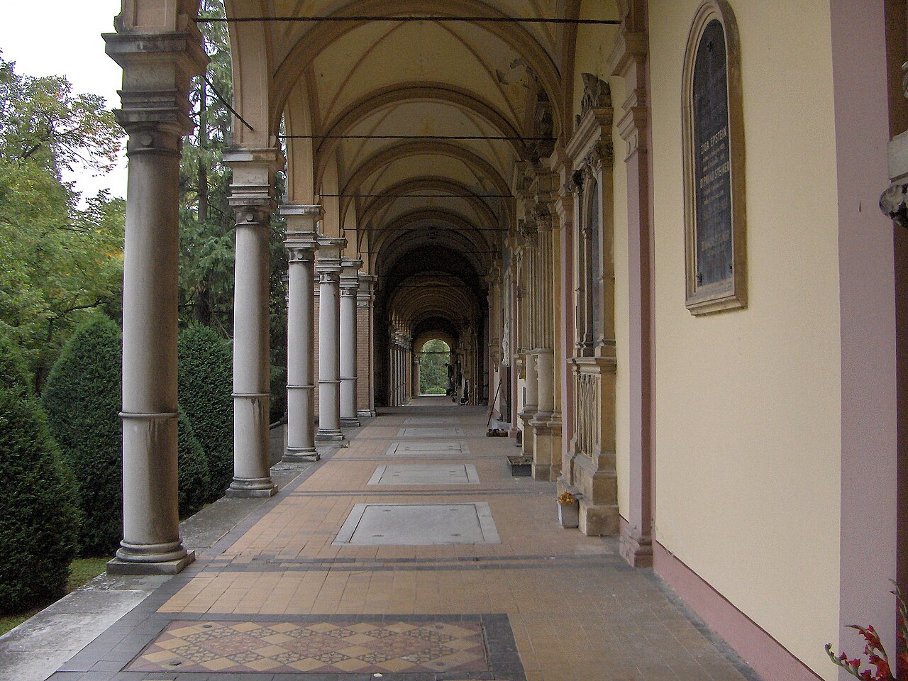 Ang mahahabang arcade ng Mirogoj cemetery sa Zagreb, nakikita mula sa timog